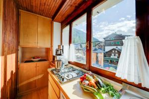 Kuchyň nebo kuchyňský kout v ubytování Monterosa Cozy Apartment 200m From Ski - Happy Rentals