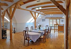 une grande salle à manger avec une table et des chaises dans l'établissement Apartmán Brasserie Avion, à Rožnov pod Radhoštěm