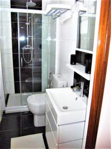 Un baño con lavabo, inodoro y ducha. en Gîte et chambre d'hôtes LE MERCOIRE, piscine chauffée et jacuzzi, en Aubenas 33 fotos más