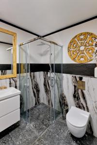 ein Bad mit einer Dusche und einem WC in der Unterkunft Rezydencja Górska Odkryj Zakopane in Zakopane