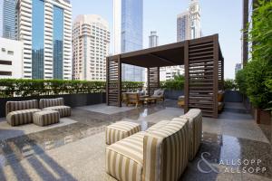 um pátio com sofás e cadeiras numa cidade em Limestone House - 1BR Apartment - Allsopp&Allsopp no Dubai
