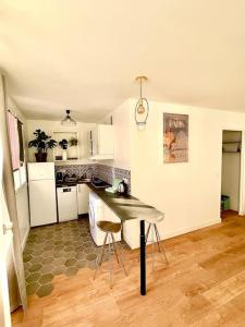 Η κουζίνα ή μικρή κουζίνα στο Appartement en résidence calme / Puteaux - La Défense