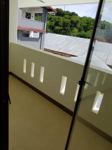 - Balcón con vistas a un edificio en Hotel Larensia, en Labuan Bajo