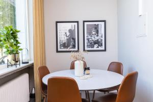 マルカリュードにあるStora Hotellet Markarydの白いダイニングルーム(白いテーブルと椅子付)