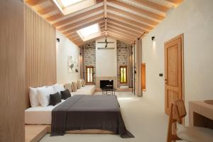 1 dormitorio con 1 cama y 1 sofá en una habitación en Ultava Houses en Datca