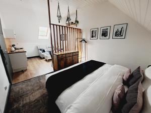 um quarto com uma cama grande num quarto em apartament BB em Podgórzyn