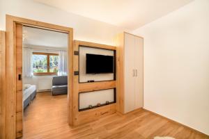 uma sala de estar com uma televisão de ecrã plano na parede em Ferienwohnung Lazins em Pfelders