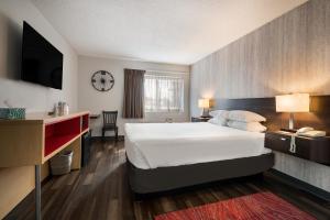 Ένα ή περισσότερα κρεβάτια σε δωμάτιο στο Red Lion Inn & Suites Ontario