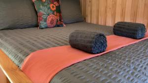 Voodi või voodid majutusasutuse Shepherds Hut in a private meadow with sea views toas