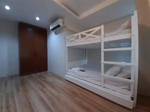 מיטה או מיטות קומותיים בחדר ב-Winch House