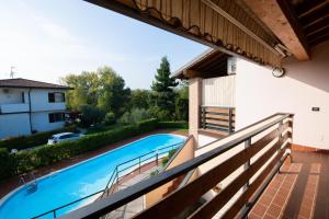 einen Blick vom Balkon eines Hauses mit Pool in der Unterkunft Appartamento Nora in Polpenazze del Garda
