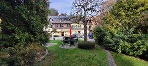 - une vue sur une maison avec une table dans la cour dans l'établissement Gasthof zur Sonne, à Übelbach