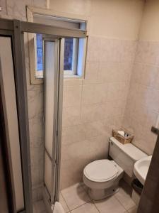 Phòng tắm tại Hostal Los Pinos