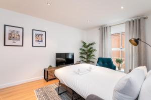 1 dormitorio blanco con 1 cama y TV en Modern Apartment in City Centre I Pass The Keys, en York