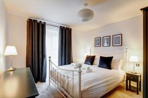 1 dormitorio con cama blanca y ventana grande en Modern Apartment in City Centre I Pass The Keys, en York