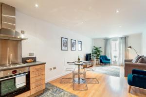 cocina y sala de estar con mesa y sofá en Modern Apartment in City Centre I Pass The Keys, en York