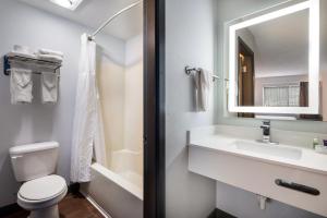 Ένα μπάνιο στο Red Lion Inn & Suites Ontario +29 φωτογραφίες