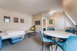 Zimmer mit einem Bett, einem Tisch und Stühlen in der Unterkunft Smarthotel Oslo in Oslo