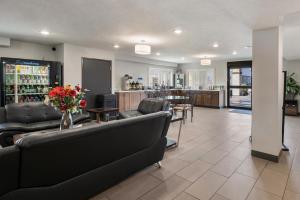 Χώρος καθιστικού στο Red Lion Inn & Suites Ontario