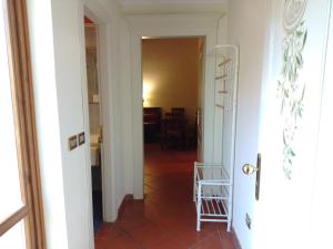 un corridoio con porta che conduce a una camera di Relais La Corte di Cloris a Firenze