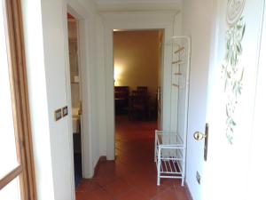 - un couloir avec une porte menant à une chambre dans l'établissement Relais La Corte di Cloris, à Florence