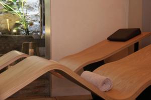 a room with two wooden benches and a window at Hotel Palau Macelli in Castelló d'Empúries