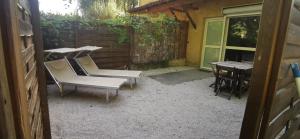 Patio alebo iná vonkajšia časť ubytovania Le Cosy de l'île