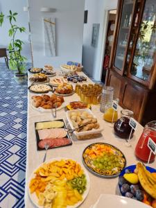 HOTEL MYRTUS في أغروبولي: طاولة طويلة مليئة بأنواع مختلفة من الطعام