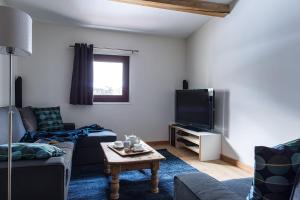 Televízia a/alebo spoločenská miestnosť v ubytovaní Chalet Chintalaya