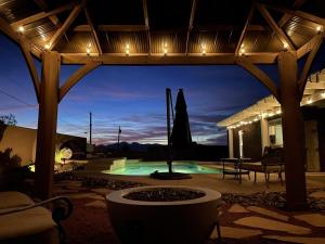eine Terrasse mit einem Pool in der Nacht mit Lichtern in der Unterkunft Welcome to Casa Azul Havasu, with Pool Spa, new remodel, close to Ohv access in Lake Havasu City