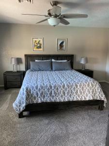 ein Schlafzimmer mit einem großen Bett mit zwei Nachttischen in der Unterkunft Welcome to Casa Azul Havasu, with Pool Spa, new remodel, close to Ohv access in Lake Havasu City