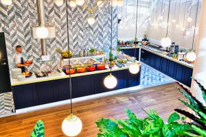 a restaurant with a buffet line with a chef preparing food at Hotel Ferreus Modern Art Deco in Krakow