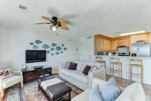 un soggiorno con divano e ventilatore a soffitto di Redecorated PetFriendly Home a Fernandina Beach