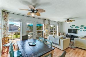 un soggiorno con tavolo e divano di Redecorated PetFriendly Home a Fernandina Beach