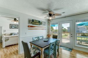 una sala da pranzo con tavolo, sedie e ventilatore a soffitto di Redecorated PetFriendly Home a Fernandina Beach