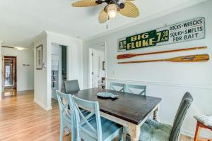 una sala da pranzo con tavolo e sedie in legno di Redecorated PetFriendly Home a Fernandina Beach