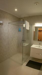 y baño con ducha y lavamanos. en Луксозно студио One Place in Sofia A1 - Лозенец en Sofía