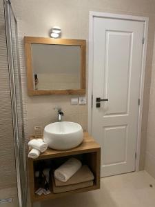 La salle de bains est pourvue d'un lavabo et d'un miroir. dans l'établissement Iasskii Torg - La belle epoque, à Iaşi