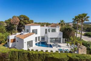 widok z powietrza na biały dom z basenem w obiekcie 2705 - Schicke Villa in Santa Ponsa Nova w mieście El Toro