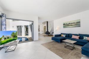 エル・トロにある2705 - Schicke Villa in Santa Ponsa Novaのリビングルーム(青いソファ、テーブル付)