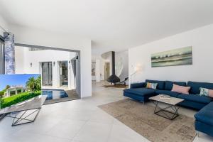 salon z niebieską kanapą i stołem w obiekcie 2705 - Schicke Villa in Santa Ponsa Nova w mieście El Toro