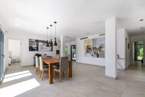 jadalnia i kuchnia ze stołem i krzesłami w obiekcie 2705 - Schicke Villa in Santa Ponsa Nova w mieście El Toro