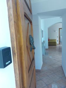 uma porta para um corredor com uma sala de estar em Appartamento da Rossella em Maratea