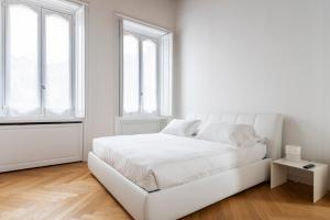 A bed or beds in a room at Fifty Eight Suite Milan Santo Stefano