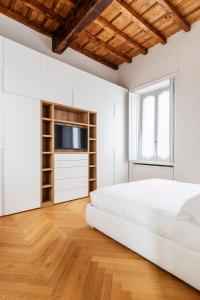 A bed or beds in a room at Fifty Eight Suite Milan Santo Stefano