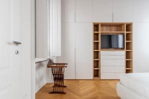 A television and/or entertainment centre at Fifty Eight Suite Milan Santo Stefano