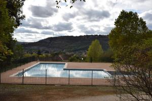 una piscina con una valla alrededor en location maison à Cajarc 46160 (Lot), en Cajarc