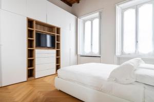 A bed or beds in a room at Fifty Eight Suite Milan Santo Stefano