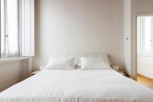 A bed or beds in a room at Fifty Eight Suite Milan Santo Stefano