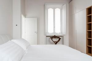 A bed or beds in a room at Fifty Eight Suite Milan Santo Stefano